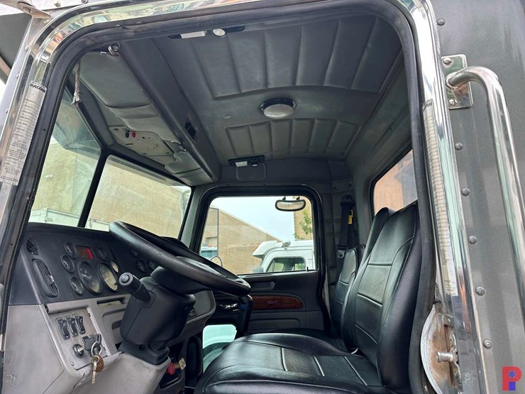 2012-peterbilt-367-image-8