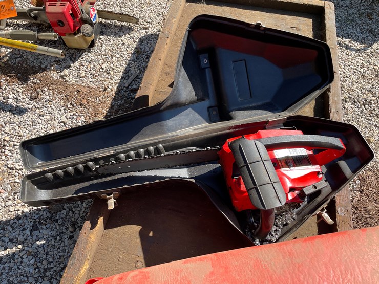 #1685-•-(2)-homelite-chainsaws-in-hard-cases-image-7