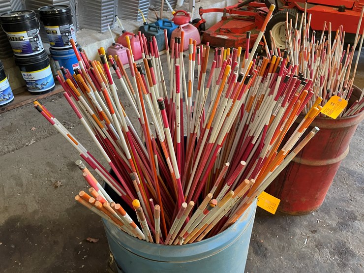#8401-•-pail-of-driveway-markers-image-4