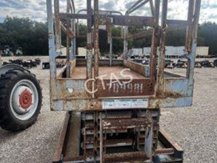 #89-•-gs---2646-scissor-lift-image-10