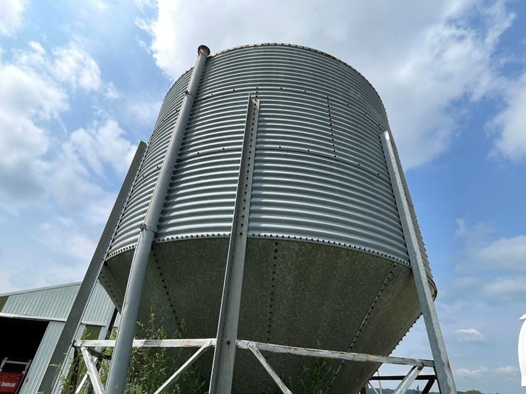 #5493-•-metal-feed-bin-image-8