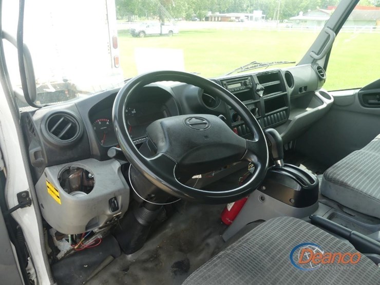 2019-hino-195-image-11