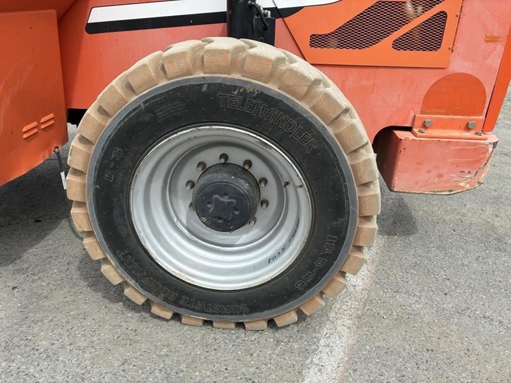 2013-jlg-8042-image-4
