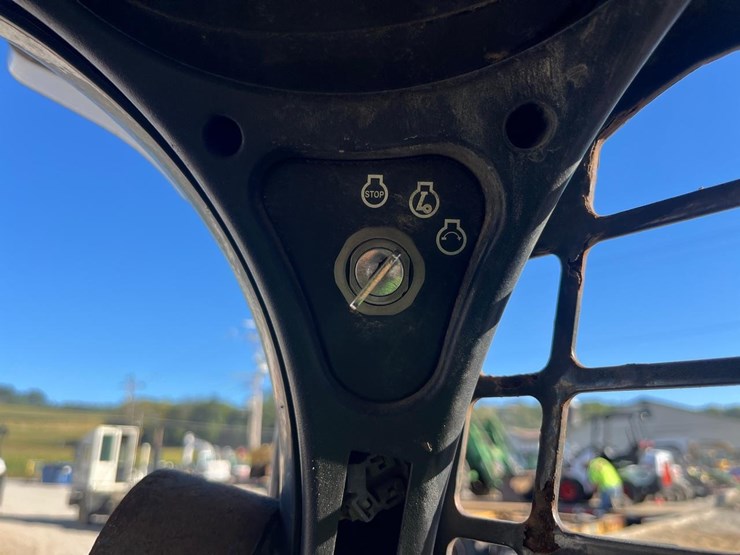 2012-bobcat-t870-image-24
