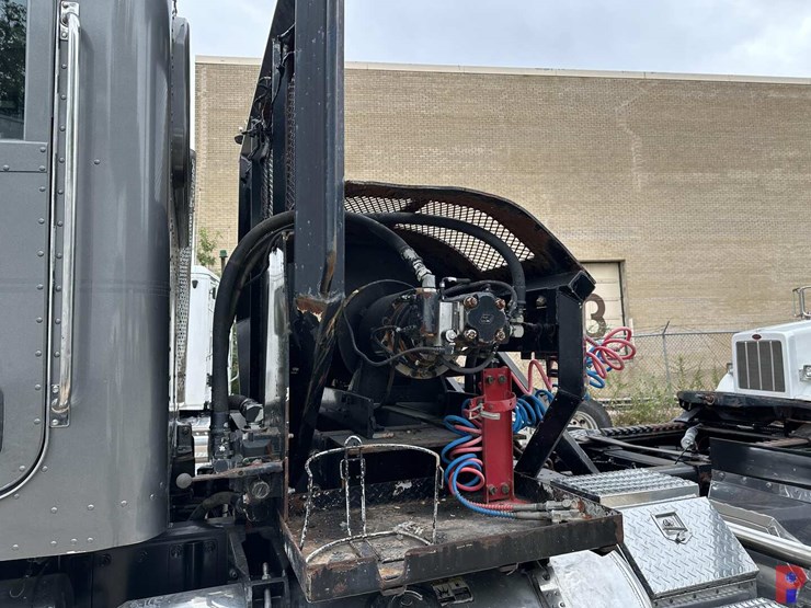 2012-peterbilt-367-image-16