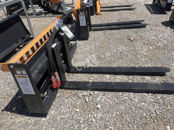 #29-•-wolverine-hydraulic-adjustable-skid-steer-forks-image-2