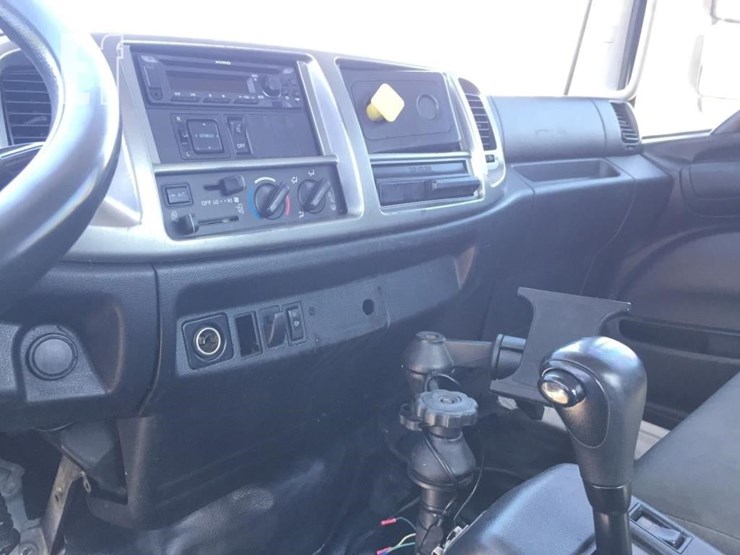 2017-hino-268a-image-7