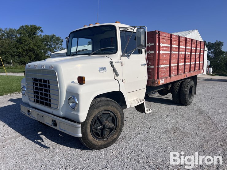 1976-ford-7000-image-1
