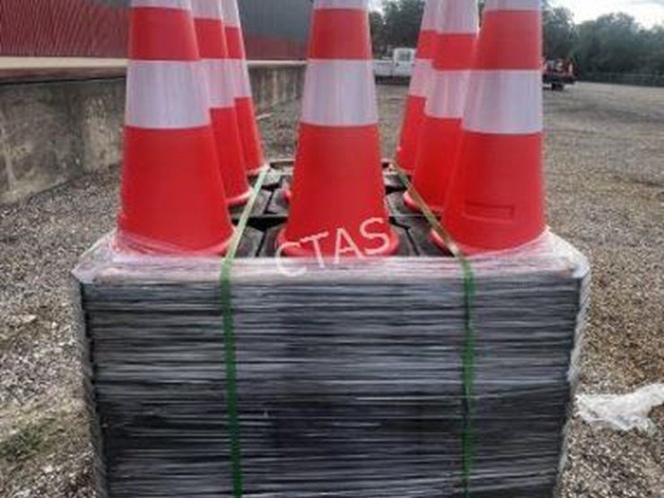 #106-•-(250)-traffic-cones-image-3