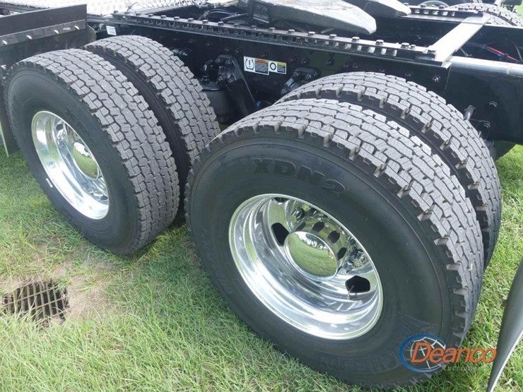 2024-kenworth-w900l-image-4
