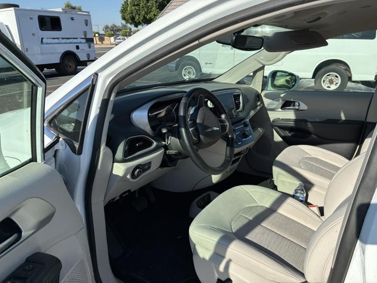 2020-chrysler-pacifica-image-11