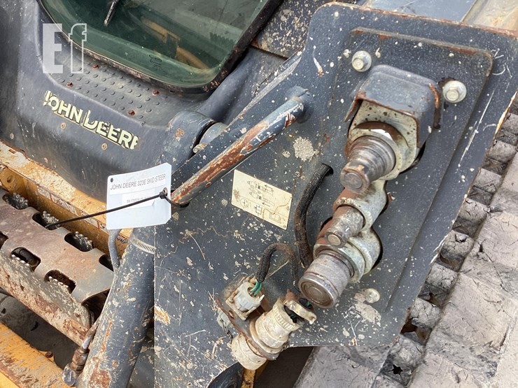 2015-deere-323e-image-11