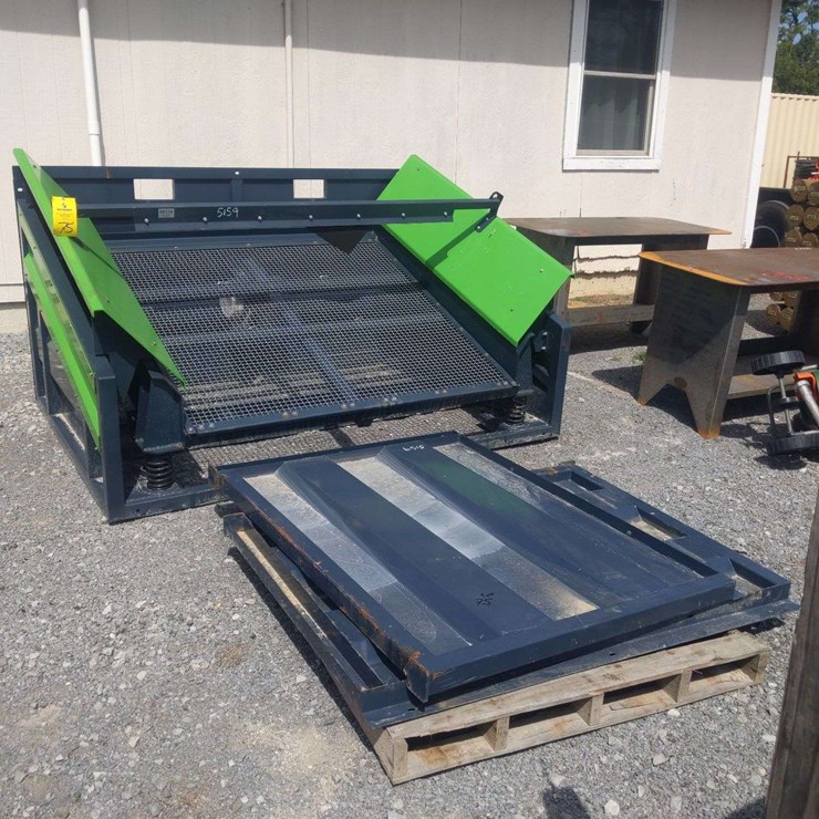 UNUSED VIBRATING SIFTER/SCREENER WITH STAND