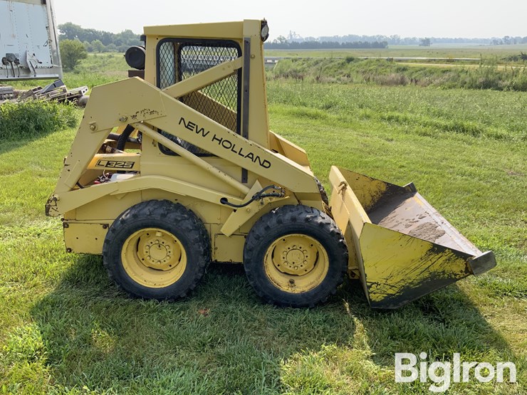 new-holland-l325-image-4