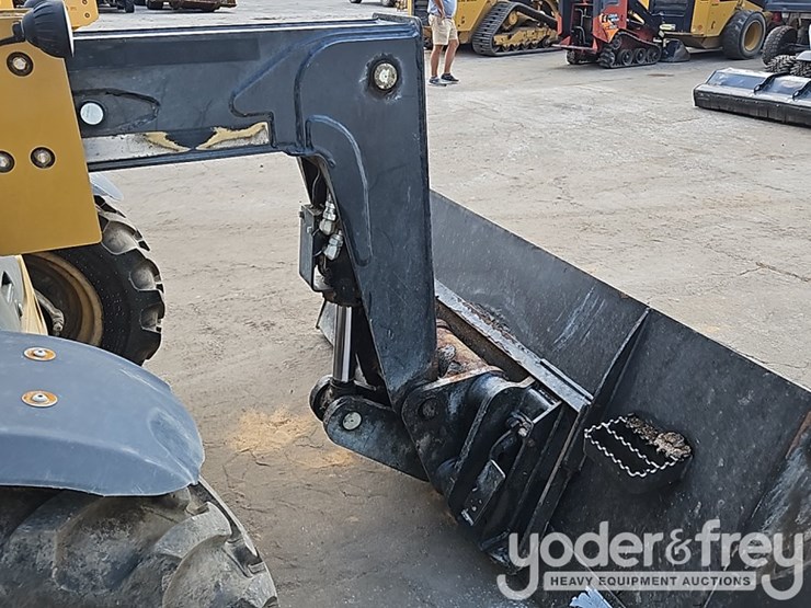 2015-caterpillar-th255c-image-9