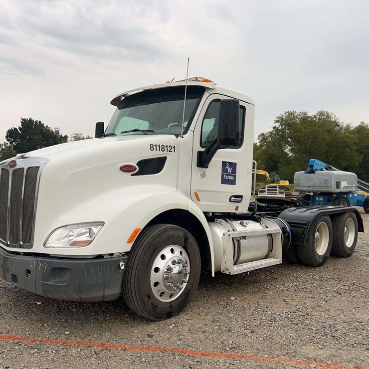 2018 Peterbilt T/A Daycab Semi Truck