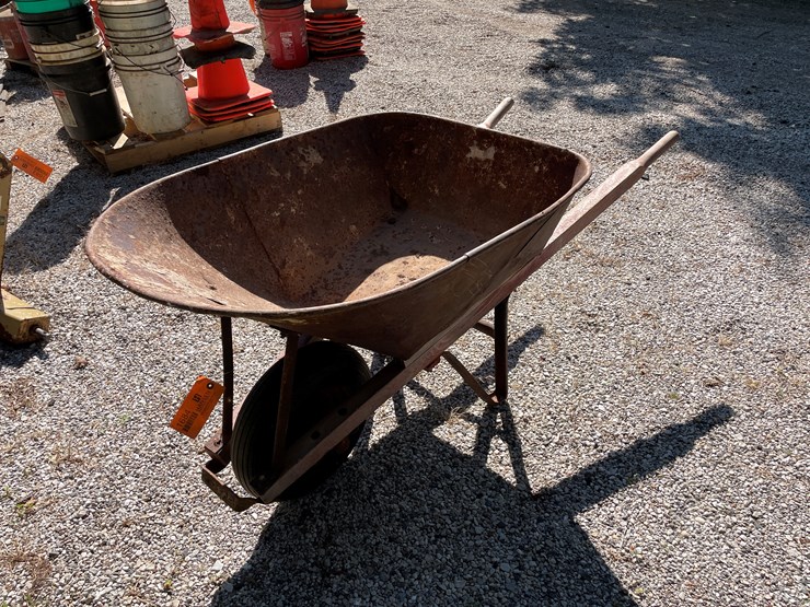#1684-•-steel-wheelbarrow-image-1