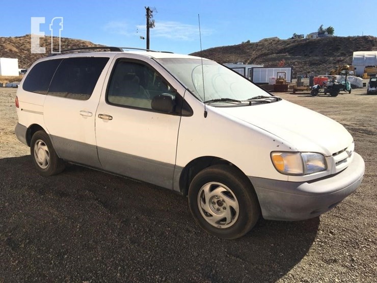 2000-toyota-sienna-le-image-2
