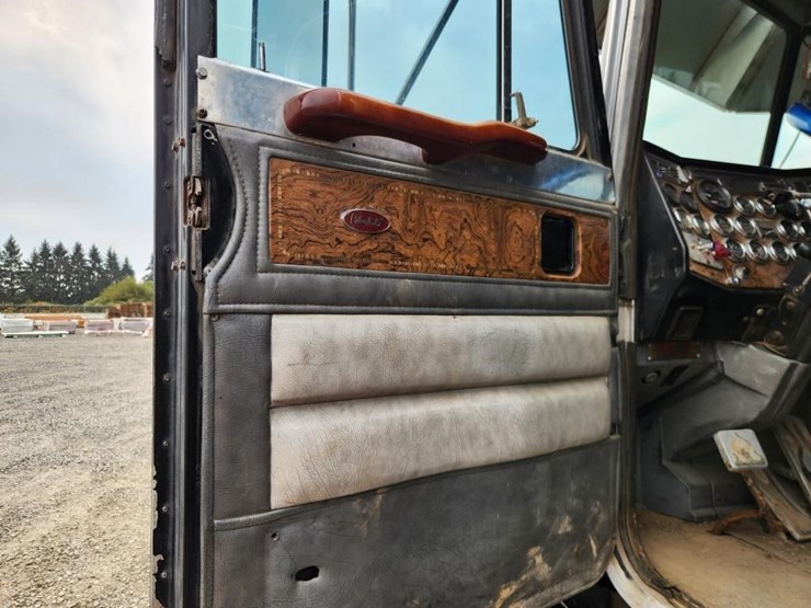 1999-peterbilt-379-image-40