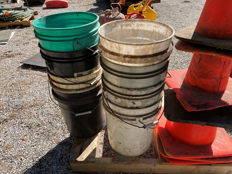 #1682-•-(8)-plastic-pails-and-cunes-image-6