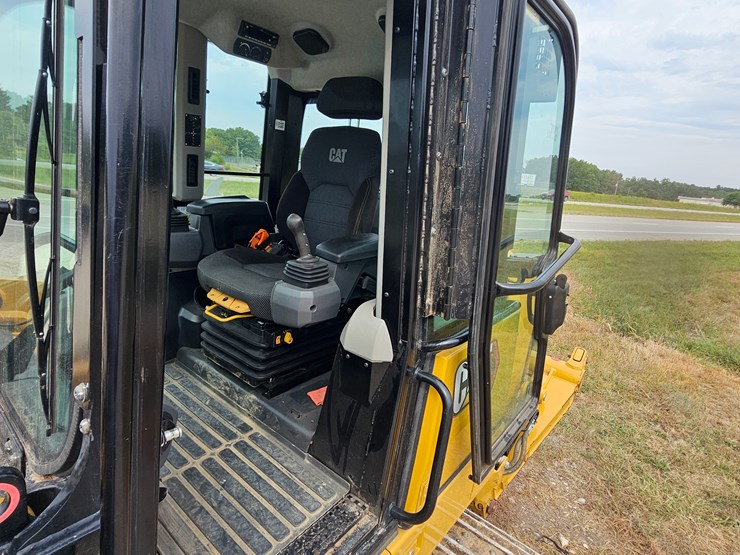 2023-caterpillar-953-image-46
