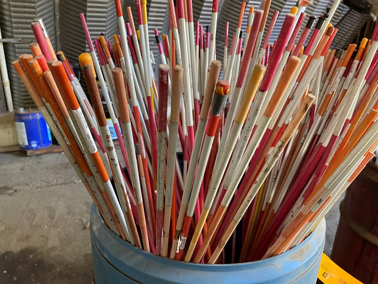 #8401-•-pail-of-driveway-markers-image-5