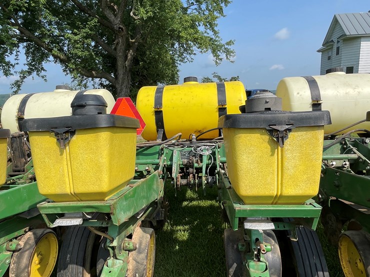 #5551-•-john-deere-p7000-planter-seeder-image-33