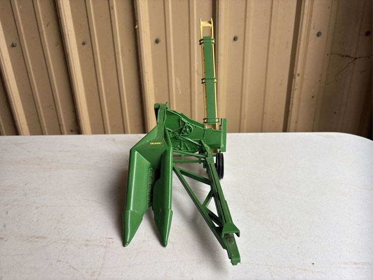 (2)-1/16-oliver-70-and-one-row-corn-picker-image-12