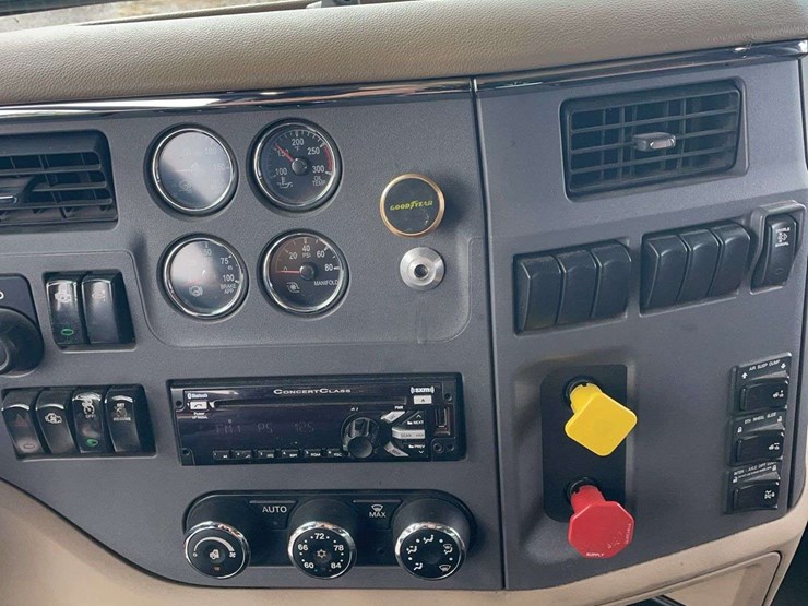 2017-peterbilt-579-image-32