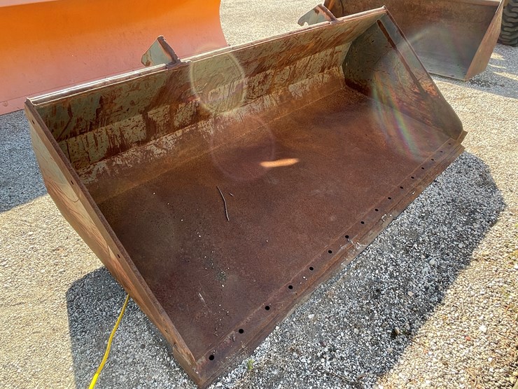 #1581-•-gehl-8'-loader-bucket-image-2