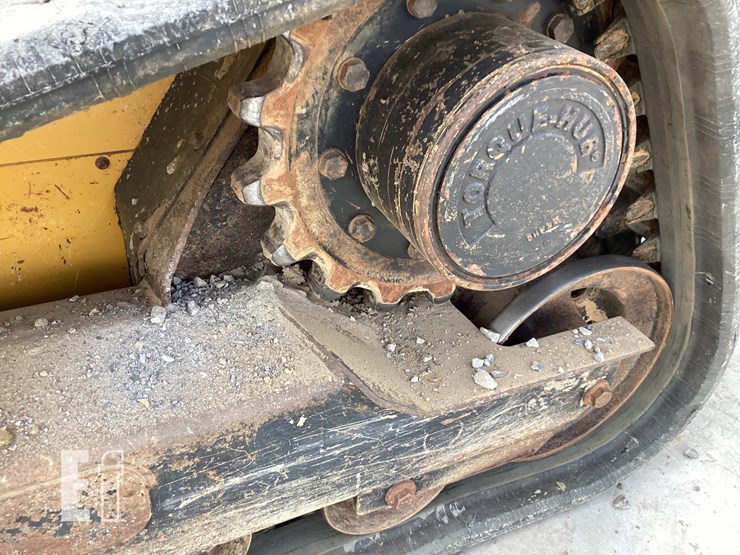 2015-deere-323e-image-12