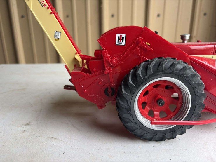 1/16-farmall-460-w/2-row-mounted-corn-picker-image-9