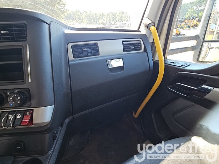 2023-kenworth-t880-image-48