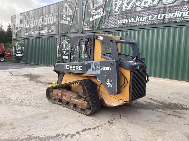 2010-deere-323d-image-2