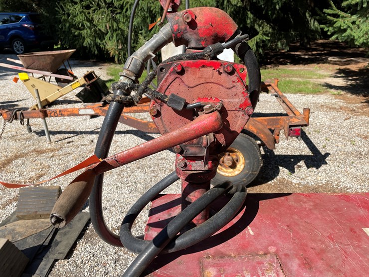 #1672-•-gas-fuel-tank-with-hand-crank-pump-image-2