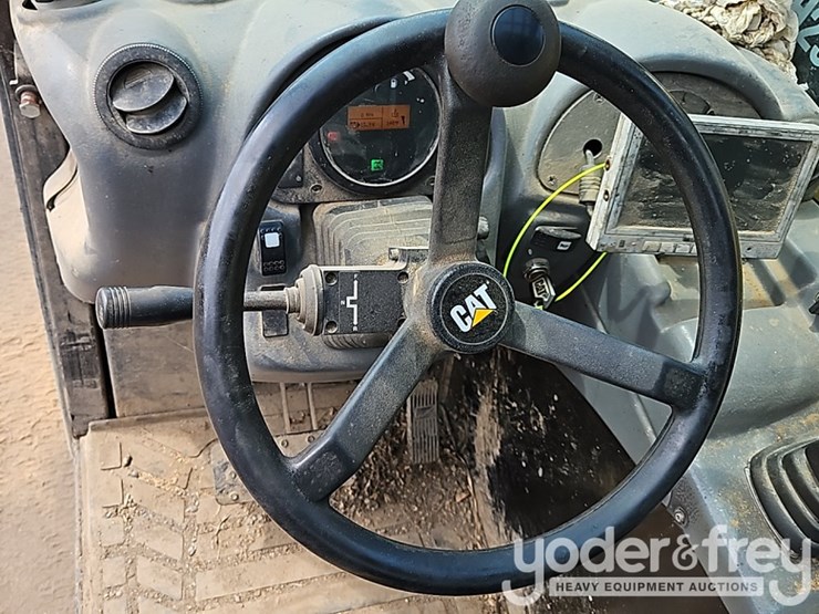 2015-caterpillar-th255c-image-23
