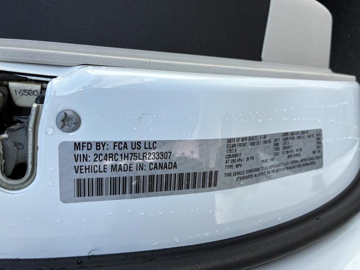 2020-chrysler-pacifica-image-14