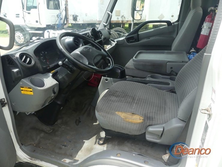 2019-hino-195-image-10