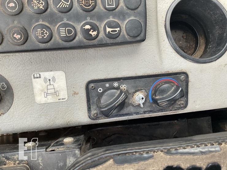 2015-caterpillar-573c-image-16