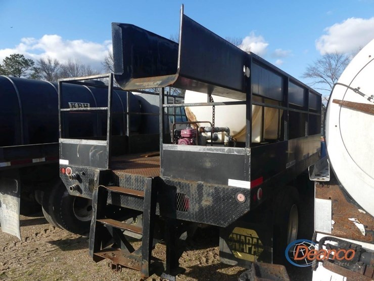 1995-ford-flatbed-truck,-s/n-1fdwf80cxsva18105-(inoperable):-s/a,-6-sp.,-water-tank-w/-pump,-odometer-shows-120k-mi.-image-2