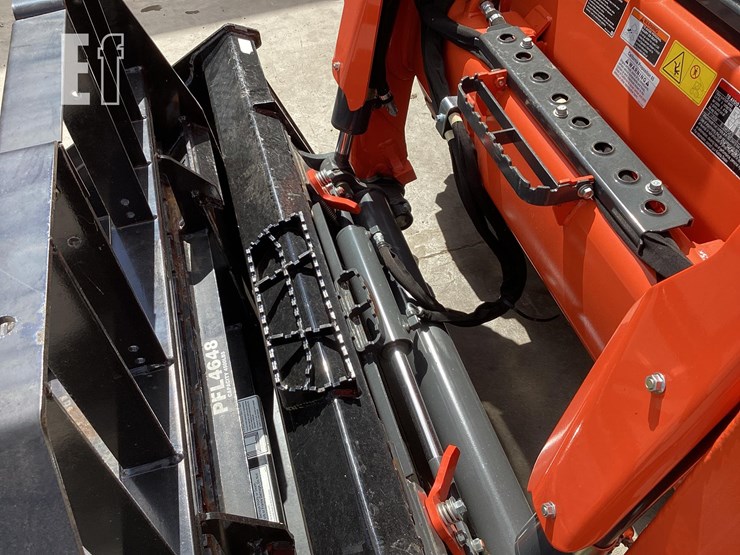 2023-kubota-ssv75-image-10