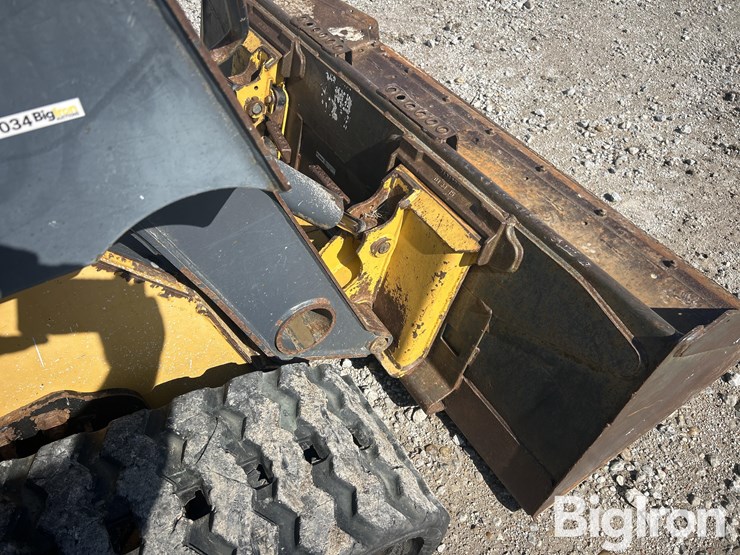 2013-deere-323d-image-19