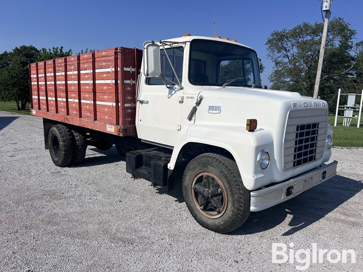 1976-ford-7000-image-3