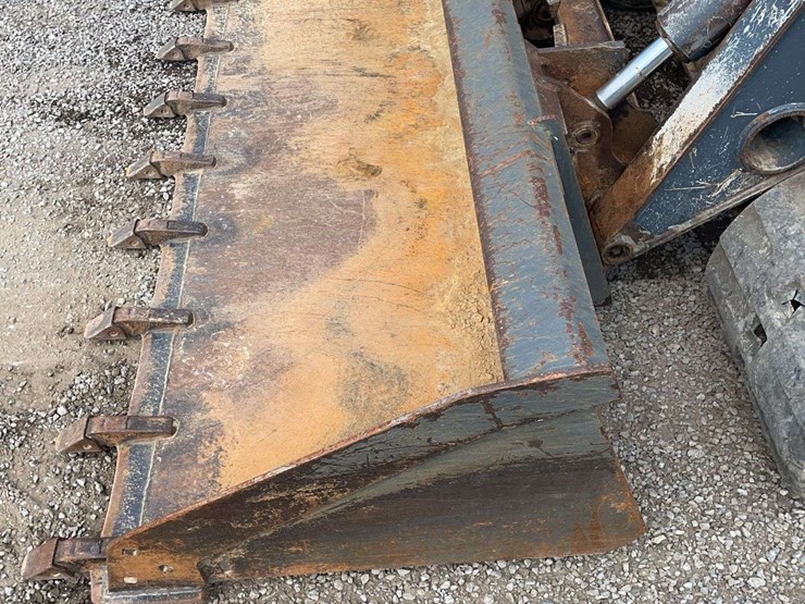 2012-john-deere-329d-image-11