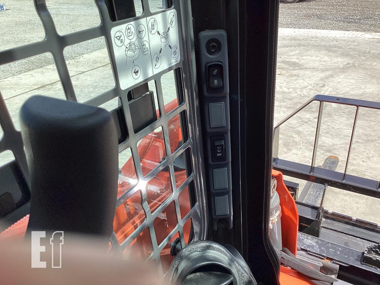 2023-kubota-ssv75-image-17