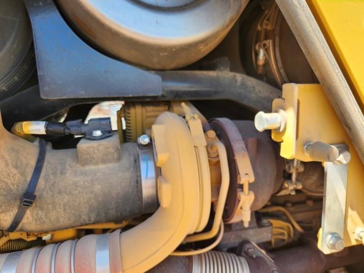 2023-deere-700l-image-32