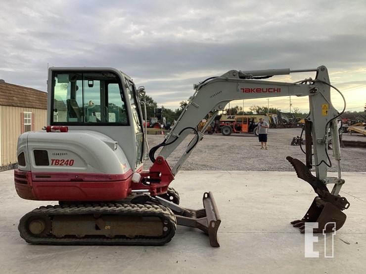 2018-takeuchi-tb240-image-5