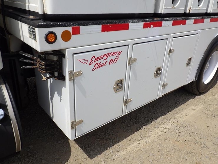 2016-peterbilt-pb337-s/a-fuel-&-lube-truck-image-7