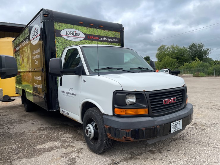 #9857-•-2010-gmc-box-truck-(has-wi-title)-image-3