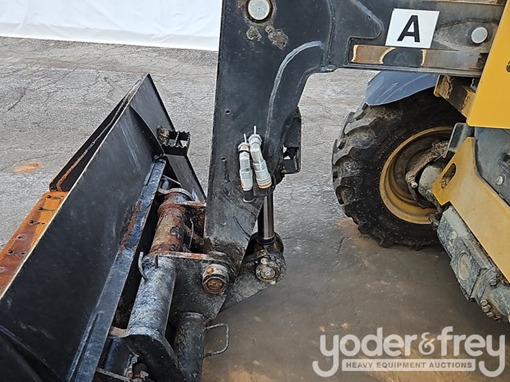 2015-caterpillar-th255c-image-11